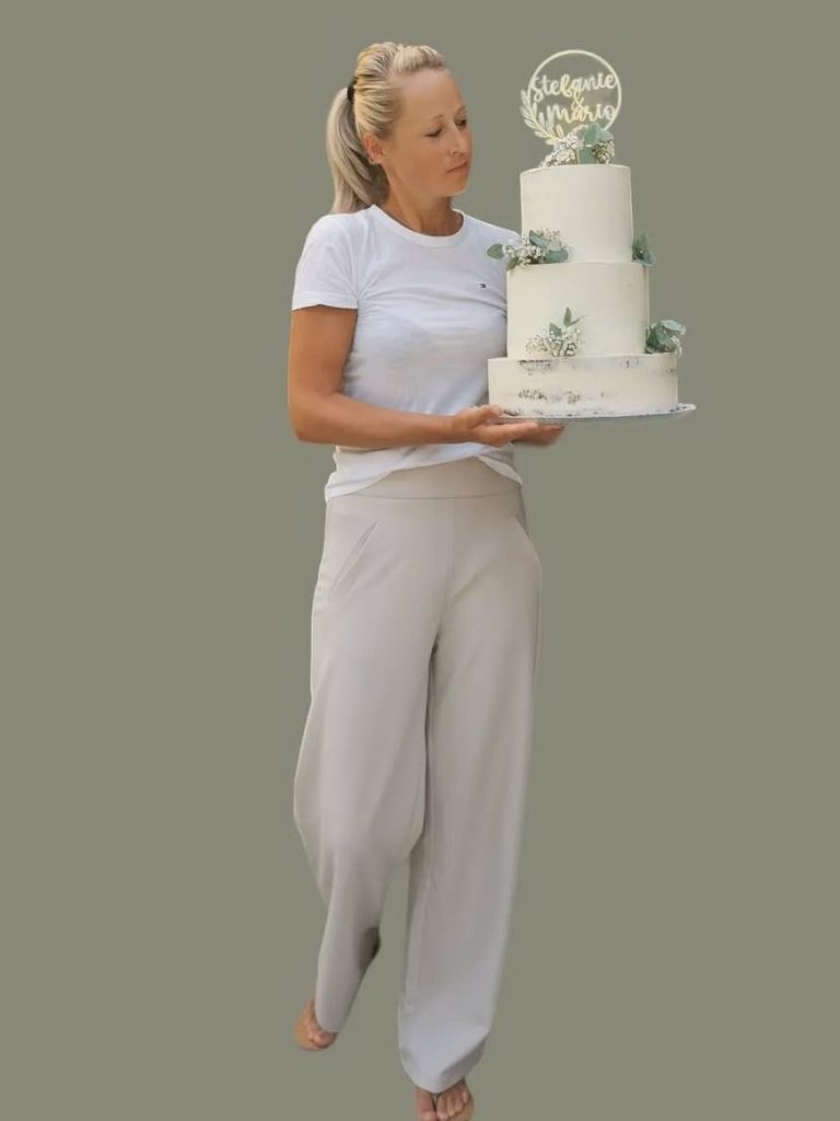 Seraphina Kranawetter mit einer Torte.