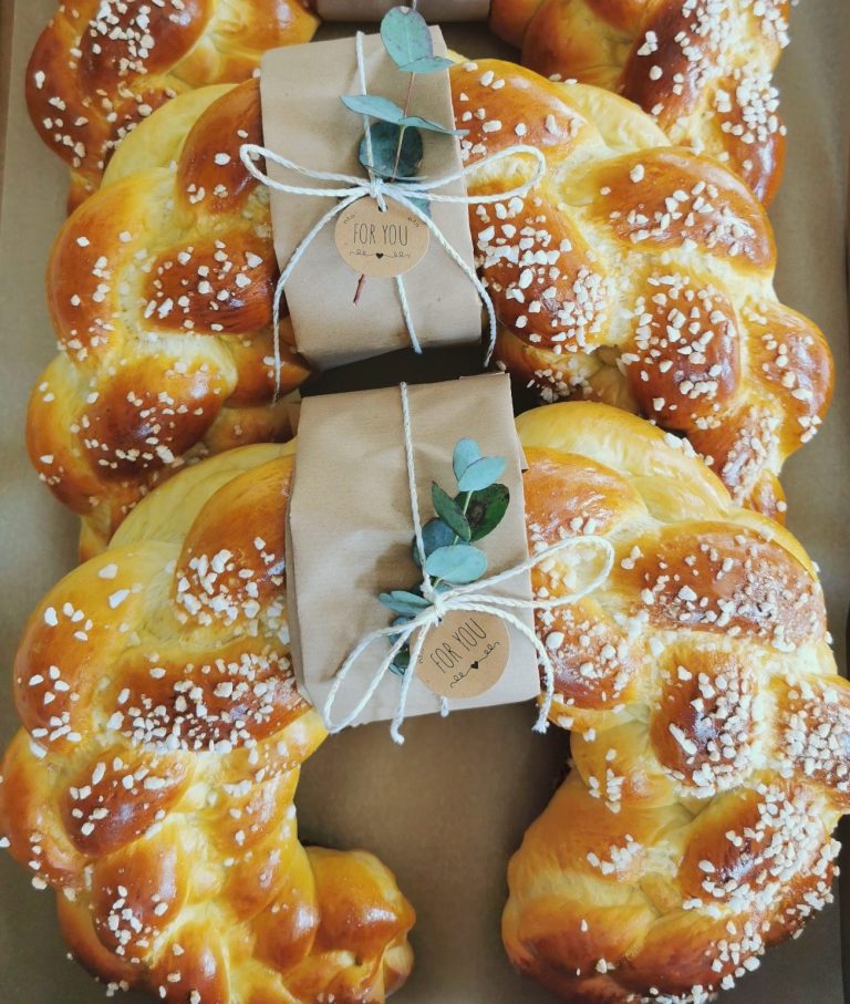 Frisch gebackene Osterstriezel.