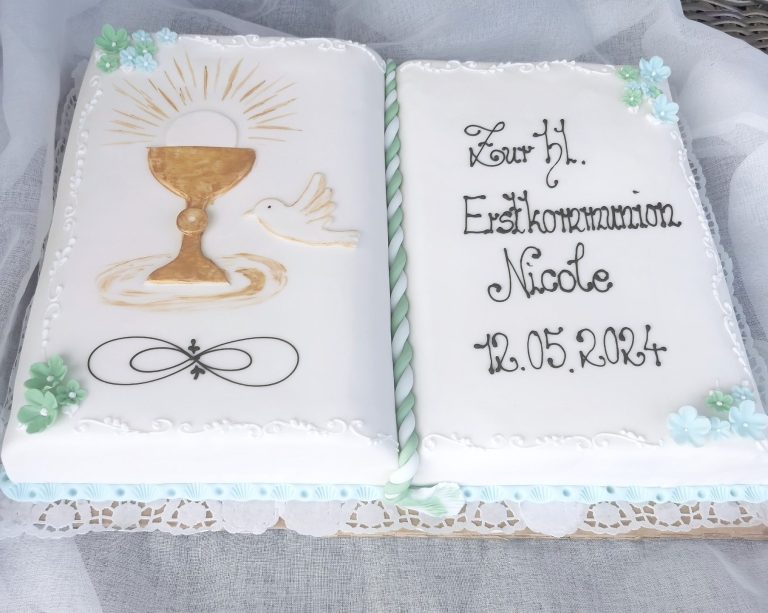 Torte zur Erstkommunion mit Kelch, Text und dekorativen Elementen in Pastellfarben.