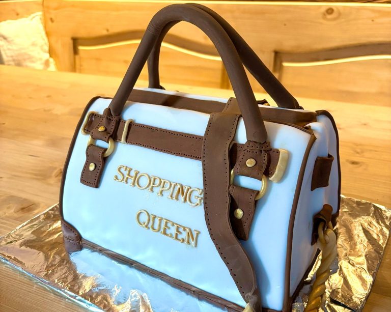 Torte in Form einer blauen Handtasche.