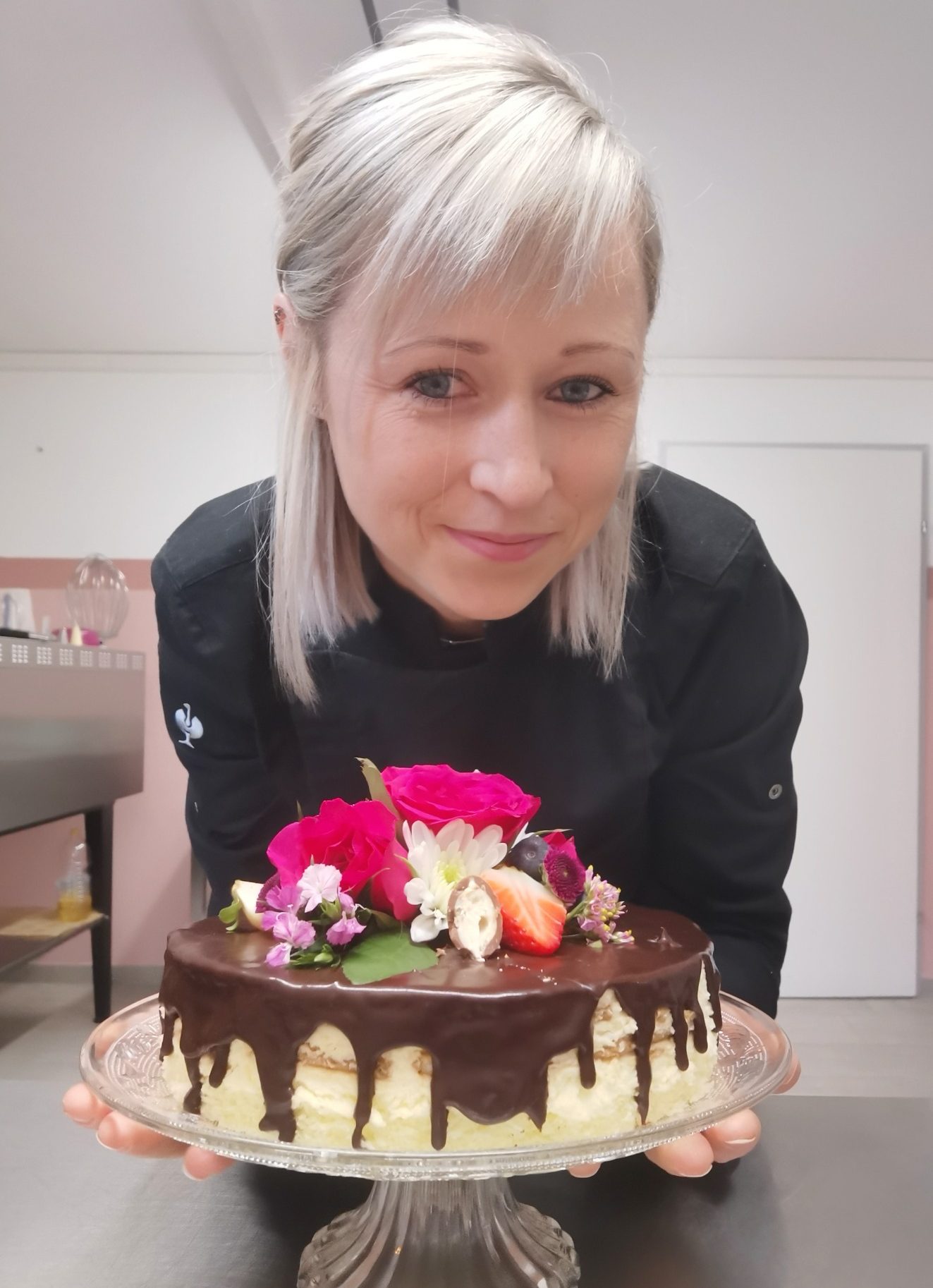 Bild von Seraphina Kranawetter mit einer Torte